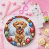 Adorable Welpe umgeben von Weihnachtsdekorationen Pappteller (Party)