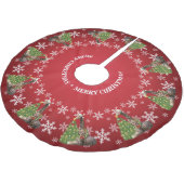 Adorable Whimsical Weihnachts Giraffen auf Rot Polyester Weihnachtsbaumdecke (Schrägansicht)