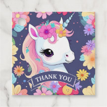 Adorable White Baby Unicoron mit Blume