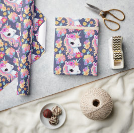 Adorable White Baby Unicoron mit Blume Geschenkpapier