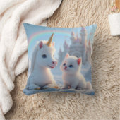 Adorable White Kitten und Baby Unicorn Kissen (Decke)