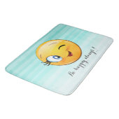 Adorable Winking Emoji Face-Sei immer glücklich Badematte (Schrägansicht)
