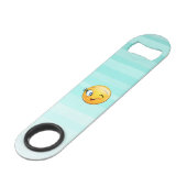Adorable Winking Emoji Face-Sei immer glücklich Speedflaschenöffner (Rückseite Schrägansicht)