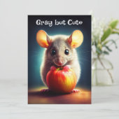 Adorable winzige Nagetier mit nahem rotem Apfel Einladung (Stehend Vorderseite)