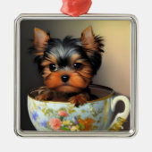 Adorable Yorkie in einem Teacup Ornament Aus Metall (Vorne)