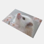 Adorativer Igel unter Frühlingsblüten Fußmatte (Schrägansicht)