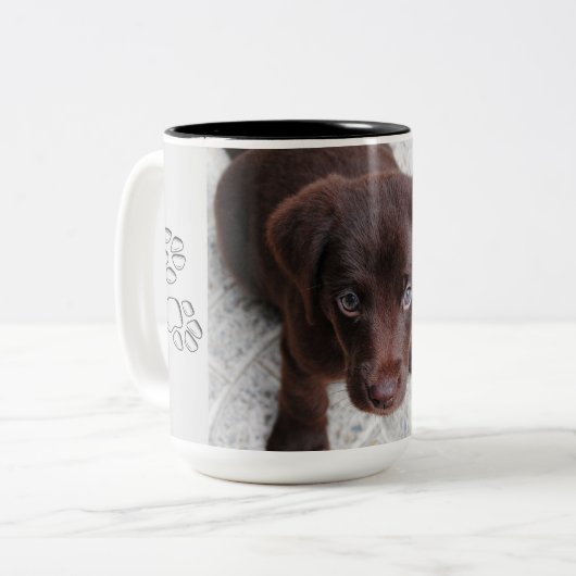 Adortable Chocolate Labrador Retriever Welpe Zweifarbige Tasse (Vorderseite Links)