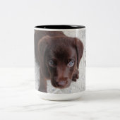 Adortable Chocolate Labrador Retriever Welpe Zweifarbige Tasse (Mittel)