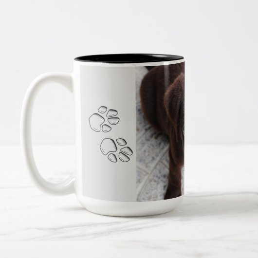 Adortable Chocolate Labrador Retriever Welpe Zweifarbige Tasse (Links)
