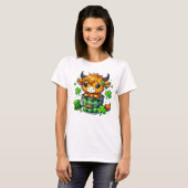 Adortable Highland Cow in Kleeblatt Bucket T-Shirt (Vorne ganz)