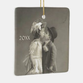 Adortable junge Liebe Antikes Foto Jahr hinzufügen Keramikornament (Rechts)