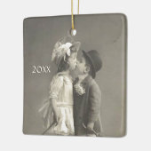 Adortable junge Liebe Antikes Foto Jahr hinzufügen Keramikornament (Links)