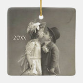 Adortable junge Liebe Antikes Foto Jahr hinzufügen Keramikornament (Rückseite)