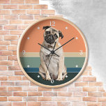 Adortable Mops Dog Retro Sunset Clock Uhr<br><div class="desc">Ein Portrait eines bezaubernden Mops Dog ist das Feature dieser Uhr. Das Bild wird auf einem hintersten,  leicht gestreiften Hintergrund mit Sonnenuntergang platziert. Weiße Zahlen und rautenförmige Marker rund um den Bereich machen die Uhr leicht lesbar. Ideal für alle,  die ihr Herz an einen kleinen Mops verloren haben.</div>