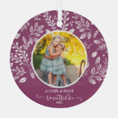 Adortable Plum Christmas Foto Keepake Ornament Aus Glas (Rückseite)