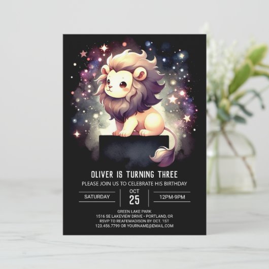 Adortable Whimsical Lion Birthday Einladung (Stehend Vorderseite)