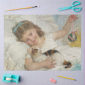 Adortable Young Girl spielend mit ihrer Hauskatze Seidenpapier (Basteln)