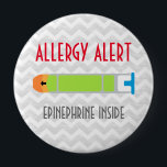 Adrenalin-Allergie-Alarm-Notmedizin-Button Button<br><div class="desc">Allergie-wachsamer Knopf der wachsamen "Adrenalin-Innere" Medizin. Sie addieren möglicherweise Text,  um mit Namen oder anderen Informationen besonders anzufertigen. Befestigung zu den medizinischen Taschen,  zu den Buchtaschen,  zu den Geldbeuteln oder zu den Taschen also zu anderen wissen,  wo Notadrenalinmedizin lokalisiert wird. Entwürfe durch Lil Allergie befürwortet ww.lilallergyadvocates.com</div>