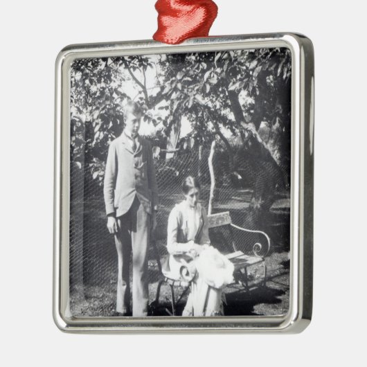 Adrian und Virginia Stephen, 1900 Silbernes Ornament (Links)