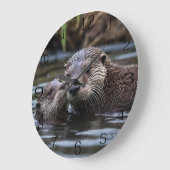 **"Adrift in Liebe: Mama und Baby Otter"*** Große Wanduhr (Winkel)