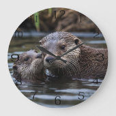 **"Adrift in Liebe: Mama und Baby Otter"*** Große Wanduhr (Vorderseite)