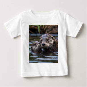 Adrift in Liebe: Mummy und Baby Otter im Fluss Baby T-shirt