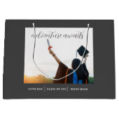 Adventure Awaits Abschluss Gift Bag Große Geschenktüte (Vorderseite)