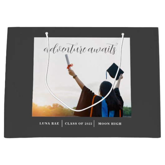 Adventure Awaits Abschluss Gift Bag Große Geschenktüte (Vorderseite)