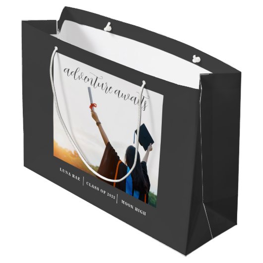 Adventure Awaits Abschluss Gift Bag Große Geschenktüte (Rückseite Schrägansicht)