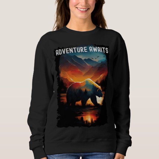 Adventure Awaits bear hiking camping mountains Sweatshirt (Vorderseite)