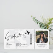 Adventure Awaits Boarding Pass Foto Abschluss Einladung (Stehend Vorderseite)