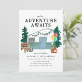 Adventure Awaits Camper Trees Camping Geburtstag Einladung (Stehend Vorderseite)
