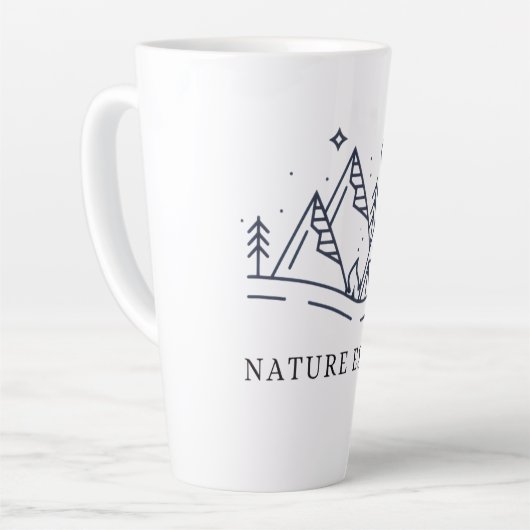 "Adventure Awaits Camping Graphic Milchtasse (Linke Ecke)