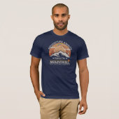 "Adventure Awaits-Exploration the Berges" Design T-Shirt (Vorne ganz)