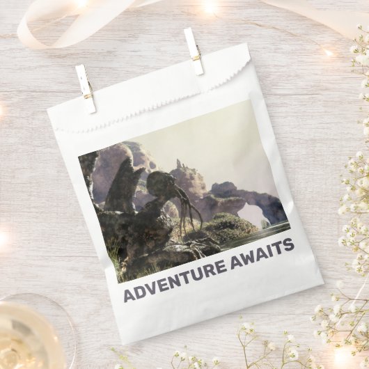 Adventure Awaits. Fantasy landscape Geschenktütchen (Ausgeschnitten)