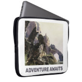 Adventure Awaits. Fantasy landscape Laptopschutzhülle (Vorne Rechts)