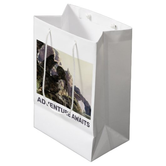 Adventure Awaits. Fantasy landscape Mittlere Geschenktüte (Vorderseite Schrägansicht)