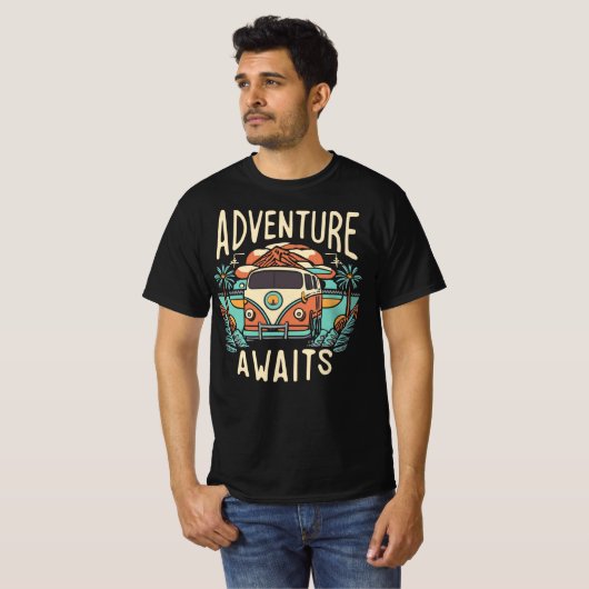 Adventure Awaits Funny Tshirt (Vorne ganz)