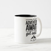 Adventure Awaits Get Outside Typography Design Zweifarbige Tasse (VorderseiteRechts)