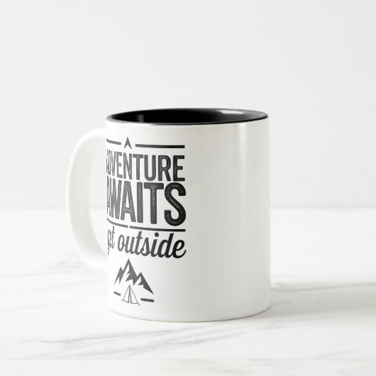 Adventure Awaits Get Outside Typography Design Zweifarbige Tasse (Vorderseite Links)