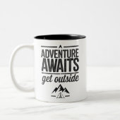 Adventure Awaits Get Outside Typography Design Zweifarbige Tasse (Links)