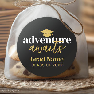 Adventure Awaits - Grad Name und Cap - Black Gold Runder Aufkleber
