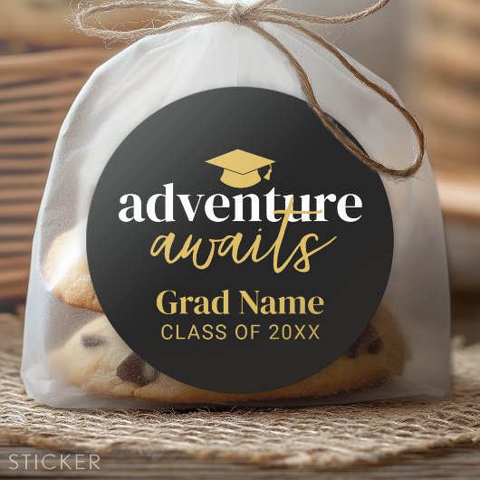 Adventure Awaits - Grad Name und Cap - Black Gold Runder Aufkleber