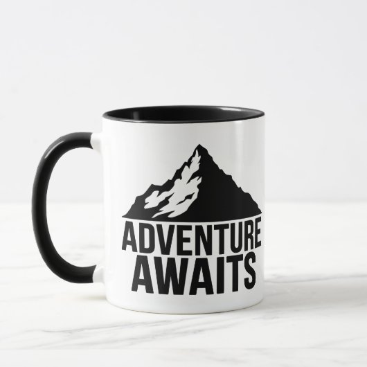 Adventure Awaits Mountain Hiking Design Tasse (Links)