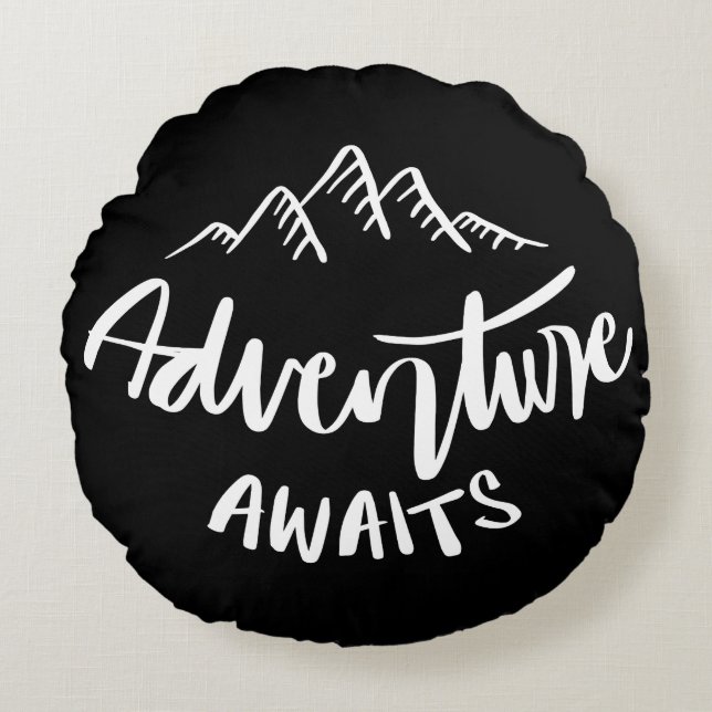 Adventure Awaits Mountain Quote Rundes Kissen (Vorderseite)