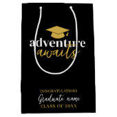 Adventure Awaits - Name Cap Black Gold Abschluss Mittlere Geschenktüte (Vorderseite)