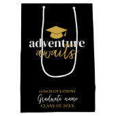 Adventure Awaits - Name Cap Black Gold Abschluss Mittlere Geschenktüte (Rückseite)