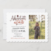 "Adventure Awaits" Outdoorsy Abschluss Foto Einladung (Vorderseite)