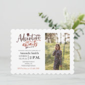 "Adventure Awaits" Outdoorsy Abschluss Foto Einladung (Stehend Vorderseite)