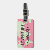 Adventure Awaits Pink World Map Gepäckanhänger (Vorderseite vertikal)